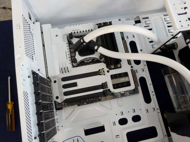 Mosquito_NZXT_H230_PrimoChill_LRT_Liquid_DSC00351-W640.jpg